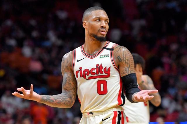 巴神时隔1701天重返意甲 球迷想要球衣巴神脱球裤